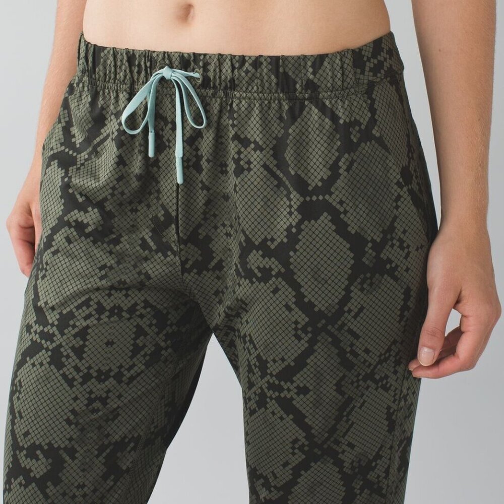 Lululemon Jet Crop (Slim) Pants Ziggy Snake Greens Luxtreme Pockets Drawstring 6